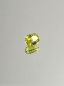 Peridot 0,7 ct cushion