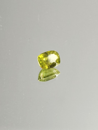 Peridootti 0,7 ct cushion