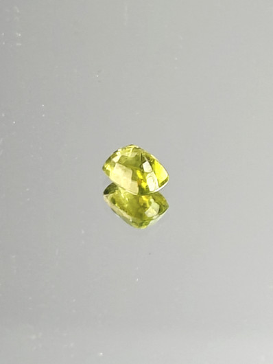 Peridootti 0,7 ct cushion