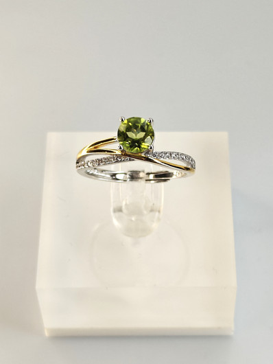 individual adjustable silver ring with real Peridot and decorative stones