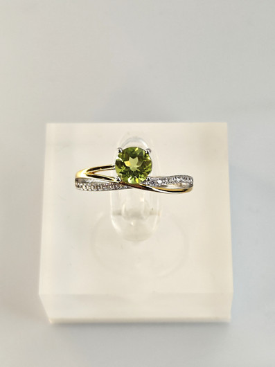 individual adjustable silver ring with real Peridot and decorative stones