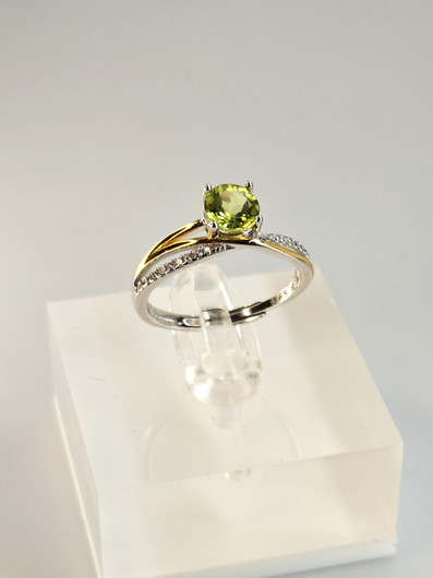 individual adjustable silver ring with real Peridot and decorative stones