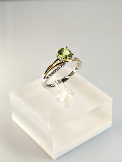 individual adjustable silver ring with real Peridot and decorative stones