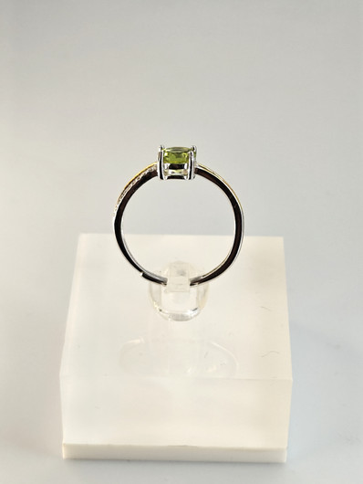 individual adjustable silver ring with real Peridot and decorative stones