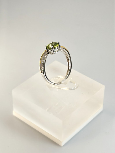 individual adjustable silver ring with real Peridot and decorative stones