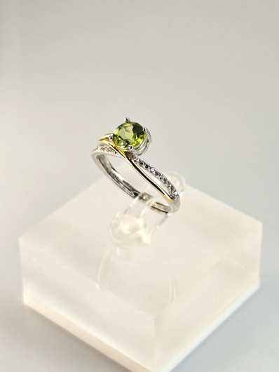 individual adjustable silver ring with real Peridot and decorative stones