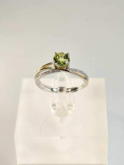 individual adjustable silver ring with real Peridot and decorative stones