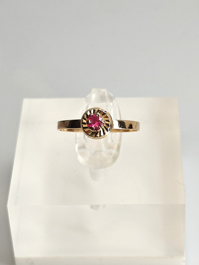 Vintage  ruby gold ring  