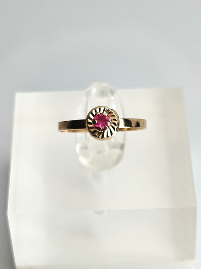 Vintage  ruby gold ring  