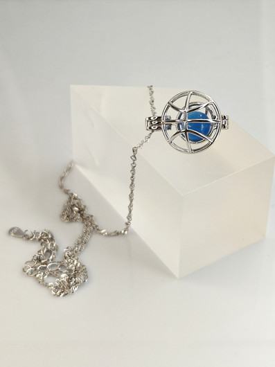 yksilöllinen avautuva hopeariipus ketjulla ja koriste kivellä 