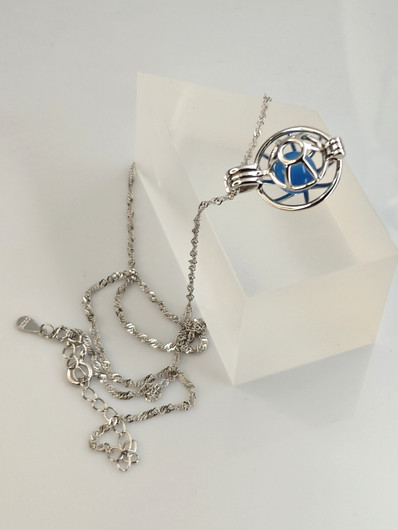 yksilöllinen avautuva hopeariipus ketjulla ja koriste kivellä 