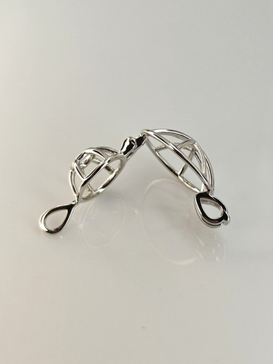 yksilöllinen avautuva hopeariipus ketjulla ja koriste kivellä 