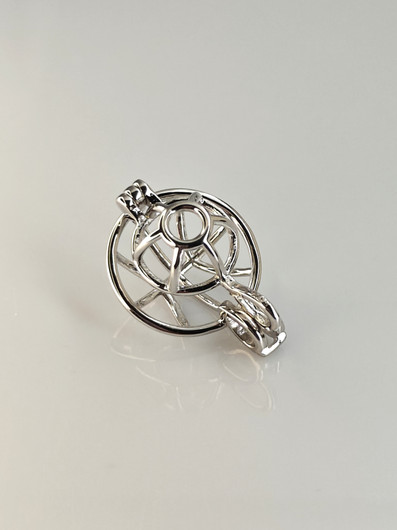 yksilöllinen avautuva hopeariipus ketjulla ja koriste kivellä 