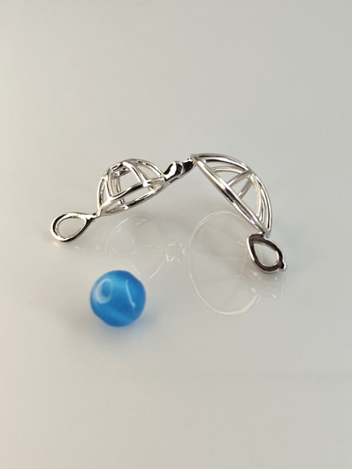 yksilöllinen avautuva hopeariipus ketjulla ja koriste kivellä 