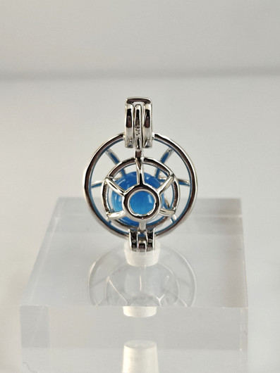 yksilöllinen avautuva hopeariipus ketjulla ja koriste kivellä 