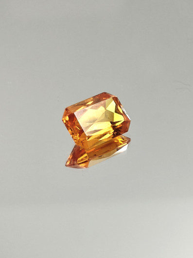 9.2 ct, smaragdi hiottu safiiri ( synteettinen )