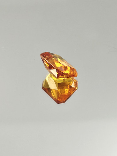 9.2 ct, smaragdi hiottu safiiri ( synteettinen )