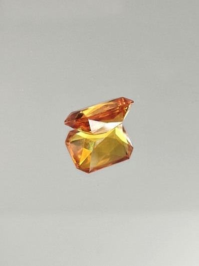 9.2 ct, smaragdi hiottu safiiri ( synteettinen )