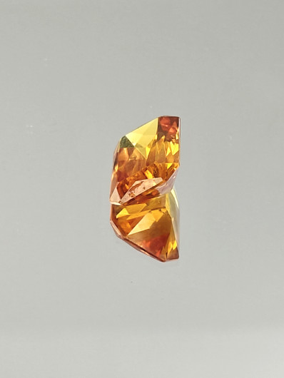 9.2 ct, smaragdi hiottu safiiri ( synteettinen )