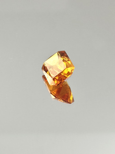 9.2 ct, smaragdi hiottu safiiri ( synteettinen )