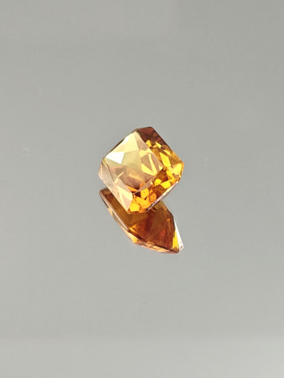 9.2 ct, smaragdi hiottu safiiri ( synteettinen )