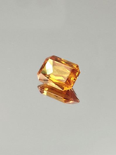9.2 ct, smaragdi hiottu safiiri ( synteettinen )