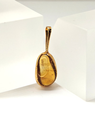 Vintage riipus korukivellä