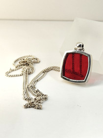 Vintage hopeinen riipus ketjulla