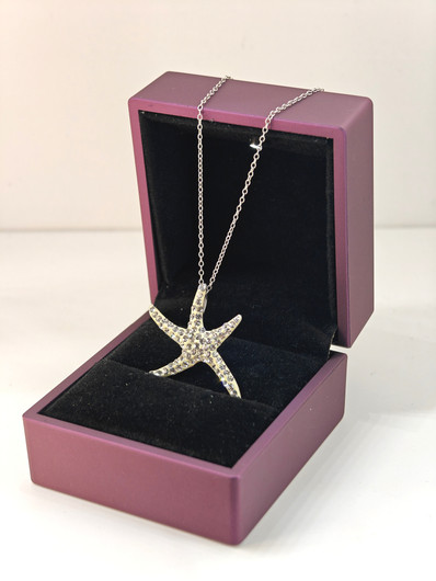 Vintage hopeinen riipus ketjulla