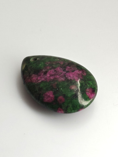 Rubiini Zoisiitti 30mm /  34,1 ct riipus