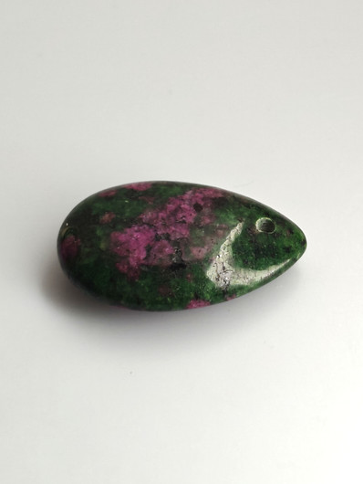 Rubiini Zoisiitti 30mm /  34,1 ct riipus