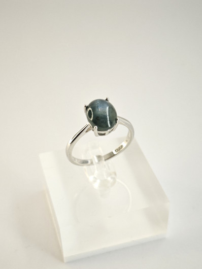 yksilöllinen hopeasormus aidolla tähti Safiirillä 