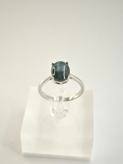 yksilöllinen hopeasormus aidolla tähti Safiirillä 