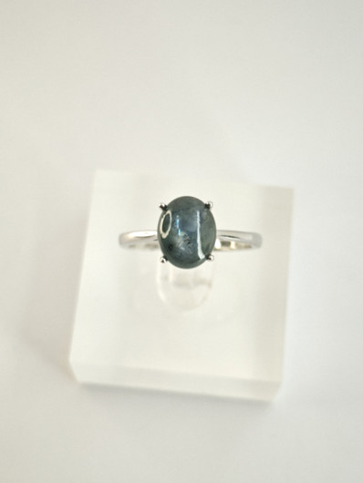 yksilöllinen hopeasormus aidolla tähti Safiirillä 