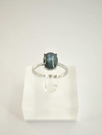 yksilöllinen hopeasormus aidolla tähti Safiirillä 