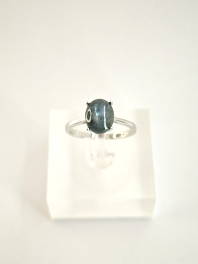 yksilöllinen hopeasormus aidolla tähti Safiirillä 