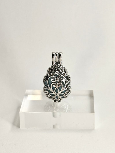 yksilöllinen avautuva riipus koriste kivellä 