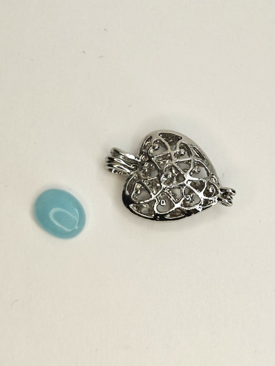 yksilöllinen avautuva riipus koriste kivellä 