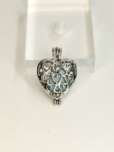 yksilöllinen avautuva riipus koriste kivellä 