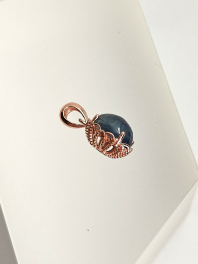 yksilöllinen hopeariipus aidolla Safiirilla