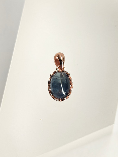 yksilöllinen hopeariipus aidolla Safiirilla