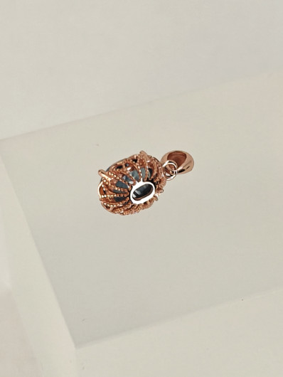 yksilöllinen hopeariipus aidolla Safiirilla