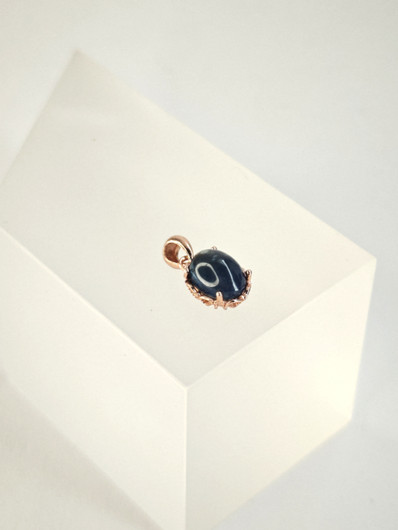 yksilöllinen hopeariipus aidolla Safiirilla