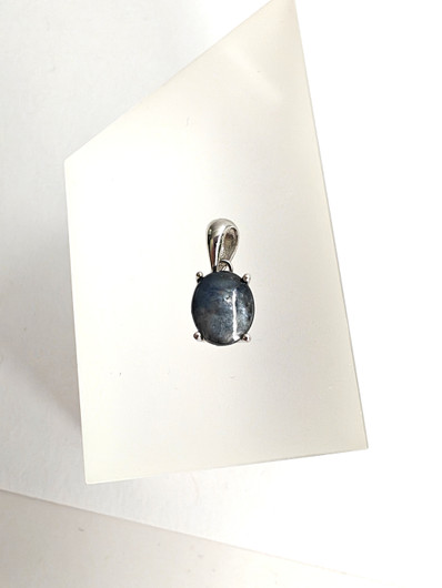 yksilöllinen hopeariipus luonnollisella Safiirilla