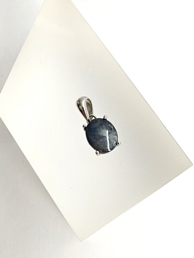 yksilöllinen hopeariipus luonnollisella Safiirilla