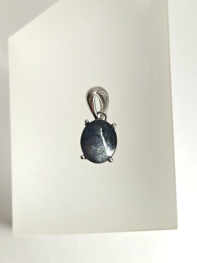 yksilöllinen hopeariipus luonnollisella Safiirilla