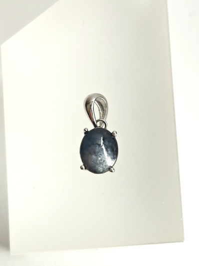 yksilöllinen hopeariipus luonnollisella Safiirilla