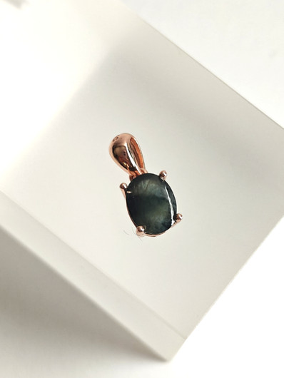 yksilöllinen hopeariipus luonnollisella Safiirilla