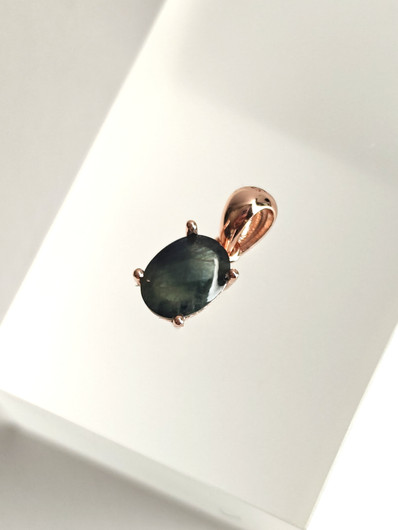 yksilöllinen hopeariipus luonnollisella Safiirilla