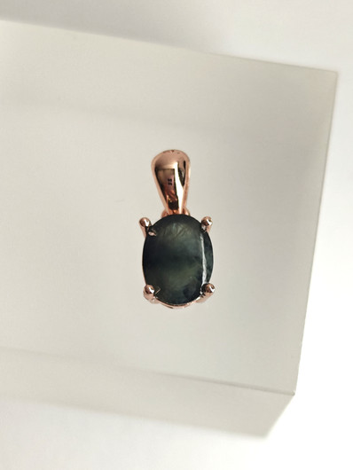 yksilöllinen hopeariipus luonnollisella Safiirilla